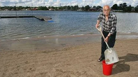 Rodhe Svensson som driver kiosken på Krutudden i Östhammar har vissa dagar plockat hinkvis med kanadagässens avföring på morgonen innan badgästerna kommer till badstranden.
