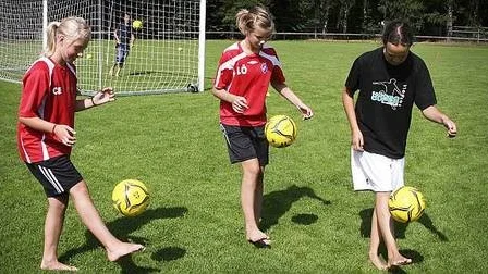 Cajsa-Stina Eriksson, Linnea Österlund och Emine Lundén Kelmendi, tre Månkarbiotejer med bollsinne på fotbollskurs i Månkarbo.