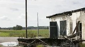 Ett tak på den förfallna macken i Grissla, Tierp, har nyligen rasat in.