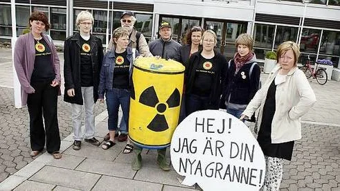 Två miljögrupper på Åland, Aktionsgruppen mot atomkraft och Ålands natur och miljö har engagerat sig i frågan. Till en manifestation i maj månad tillverkade man den här tunnan för att visa ålänningarna vad som händer på andra sidan havet.