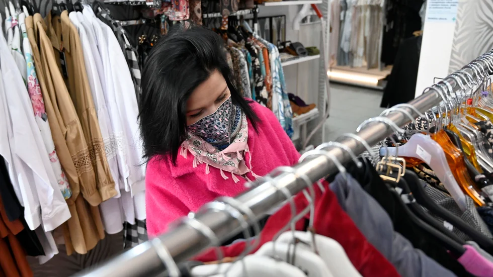 En kvinna handlar i en butik i Michalovce i Slovakien. EU-kommissionen vill nu ställa hårdare krav på klädbranschen. Arkivfoto.