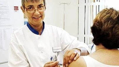 Katarina Häggström, mottagningssköterska, tar fästingspruta på Inger Svensk på Örsundsbro vårdcentral.