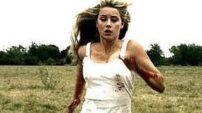 Mandy Lane (Amber Heard) tvingas fly för sitt liv i den oväntat mångbottnade skräckupplevelsen All the boys love Mandy Lane.