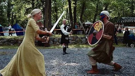 Medeltiden har väckt stort intresse. Här har föreningen Nordic Knights arrangerat tornerspel vid Rosersbergs slott.