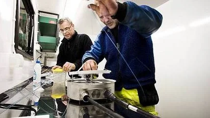 Per Söderberg och Tommy Söderman i arbete med att laga kablar efter Hebyavbrottet.