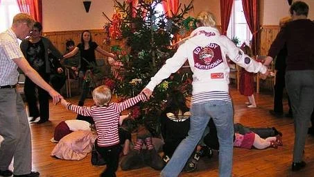 Björnarna ligger under granen och väntar på att få vakna.