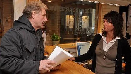 Christer Wiklund har fått många ortsbor med sig i uppropet för slangtornet i Örbyhus. Ulrika Lööf på medborgarservice tog emot och stämplade in namnlistorna.