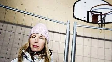Marie Lindell är upprörd över låg lärartäthet på Sverkerskolan där hennes barn går.