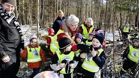 Stefan Olausson, Inger Pettersson, Åsa Rönnelid(längst bak) och Cillan Uppfeldt tillsamans med barnen på Diabasens förskola.