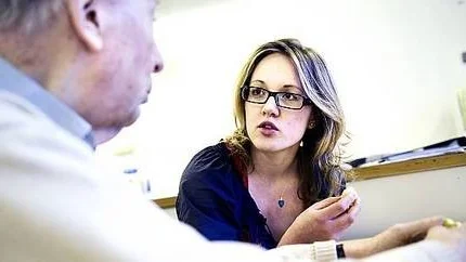 Fanny Jacobsson ska utvärdera hälsoprojektet i en magisteruppsats och pratar kost med Gösta Claesson.