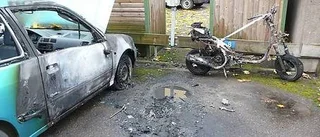 Mopedbrand skadade bilar