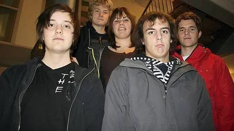 Ett gäng gymnasietreor från Högbergsskolan i Tierp som på fredagen besökte studentmässan i Älvsjö. Från vänster: Viktor Joelsson, Gustav Norlin, Malin Eriksson, Joakim Davidsson och Hampus Mattsson.