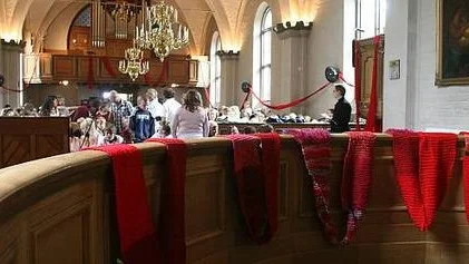 Röda tråden löper kyrkorummet runt.
