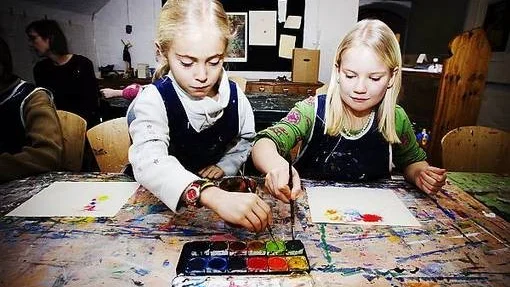 Kusinerna Alva Selerud, från Norrköping, och Sandra Boström från Uppsala, målar akvarell i Uppsala slotts ateljé.