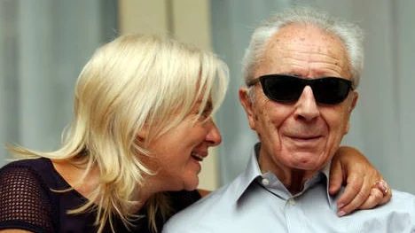 Michelangelo Antonioni med sin fru Enrica Fico i Italien den 5 september 2002.
