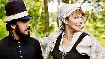 Marika Lagercrantz som pigan Marielle och Love Becker som kuriren Kurt.