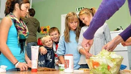 Första dagen skolbarnen samlas för att laga mat tillsammans på Eftis blir det varma mackor och sallad.