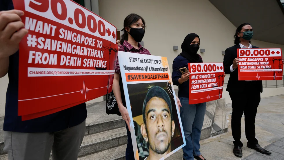 Protester utanför Singapores ambassad i Malaysias huvudstad i Kuala Lumpur i november, då den dömde malaysiern var på väg att avrättas. Arkivbild.