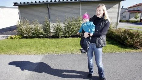 Sara Andersen med dottern Heidi, Slavsta. Hon har röstat KD som många andra i området.