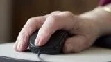 Eldre, de over 66, er den gruppen som øker mest i nettbankene. En äldre kvinna sitter framför en bärbar dator. 
NORGE / SCANPIX / kod  20520