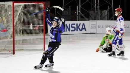 Viktor Broberg jublar efter ett mål.