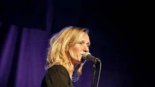 Ebba Forsberg framförde Leonard Cohen-klassiker på svenska, och gjorde något alldeles eget av de välkända låtarna.