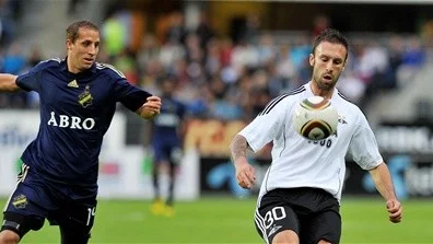 Rosenborgs Rade Prica i duell med AIK:s Kenny Pavey.