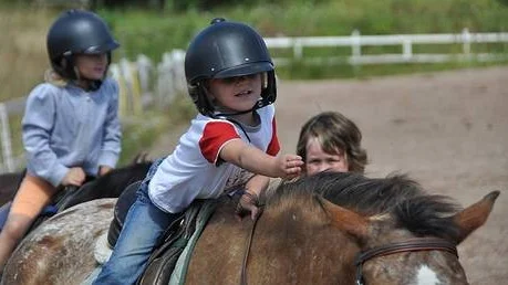 Julie Lahtinen, 4 år, kom väl överens med hästen Prick. Hon är en av ridlekislägrets deltagare på Tierps ryttarklubb.