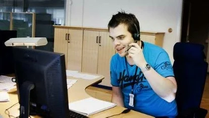 Carl Byqvist jobbar som telefonsäljare.