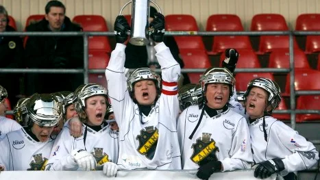 AIK-kaptenen Anna Lundin höjer SM-pokalen mot skyn efter sitt sjunde guld.