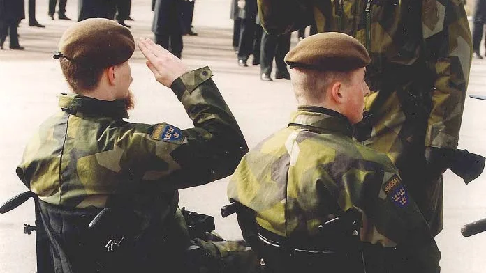 Priset. Vi talar sällan om priset i stupade och svårt skadade soldater. Blåsorkester och general tar emot hemvändande Bosnien-bataljon på 1990-talet.