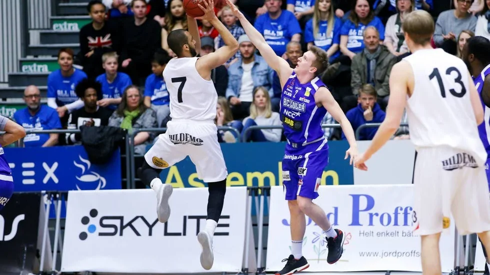 På gång. Jonathan Person vs Adam Rönnqvist.