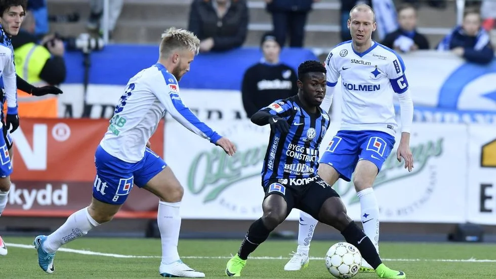 NORRKÖPING 20170417 Sirius Kingsley Sarfo (mitten) möter Andreas Johansson (H) i söndagens allsvenska fotbollsmatch mellan IFK Norrköping och IK Sirius FK på Östgötaporten. Foto: Mikael Fritzon  / TT / Kod 62360