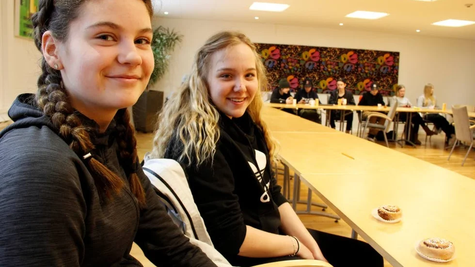 Gillade samhällsveckan. Elsa Jansson och Jonna Strandberg Fagerlund från Österbyskolan gav politikerna förslag på en rad förbättringar som rör skolmat, gatubelysning och lärarpedagogik.