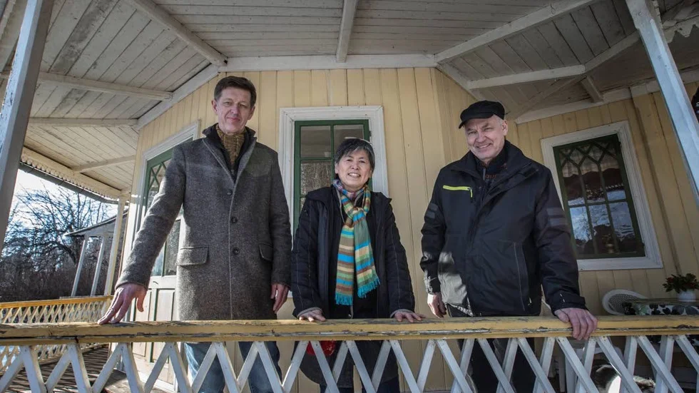 "Den ädla damen" kallar konstnären Michel Östlund det nya kulturhuset vid Ekoln.  Kee Ng är drivkraften bakom verksamheten. Gunnar Öberg bidrar med kunskaper inom hantverk och juridik.