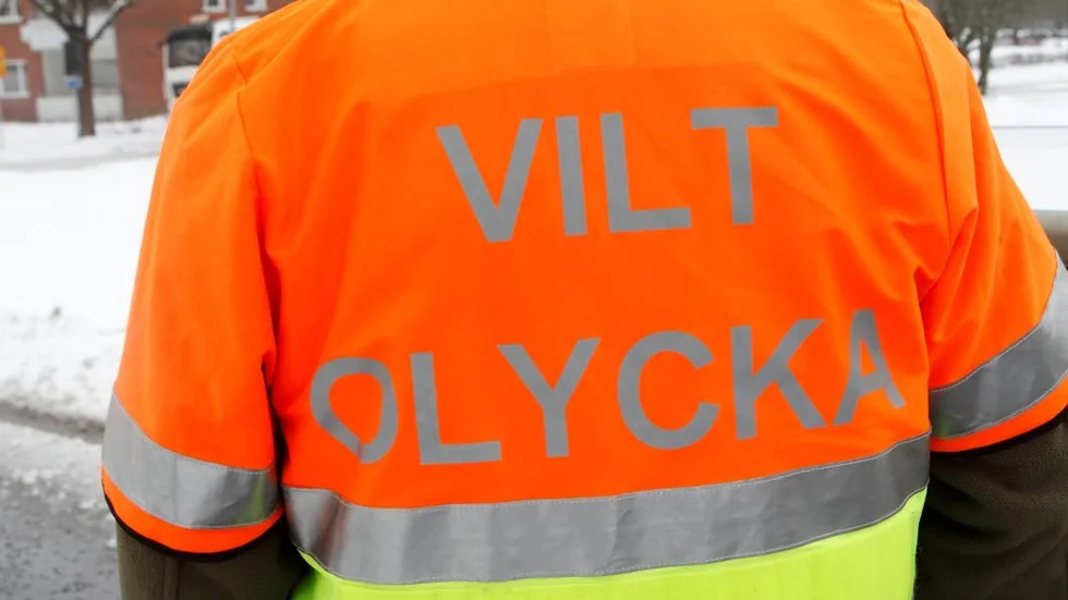 Om ni ser personer som är klädda så här på vägen betyder det att ni ska sänka hastigheten och köra försiktigt förbi platsen.