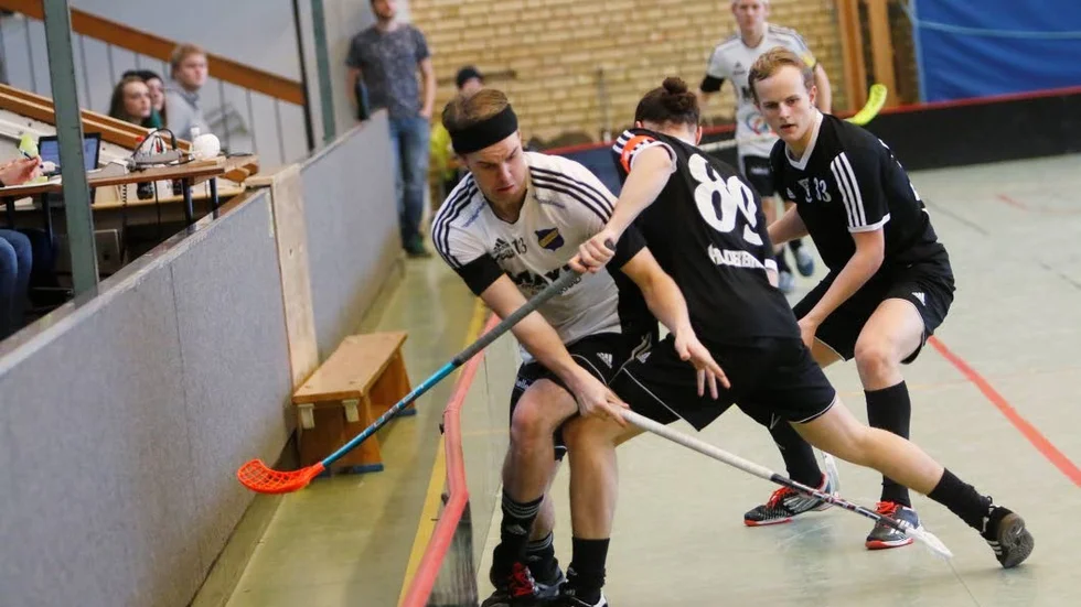 Nära. Gustaf Persson och hans EIBK spelade bra i 50 miunter. Då tappade man ledning 4–1 till förlust 4–5 mot FBC Uppsala.