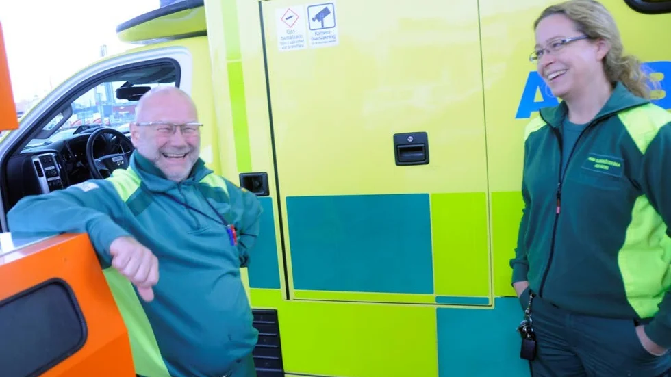 Ambulanssjukvårdaren Pelle Granell är den glada pricken i jobbgänget, det smittar av sig, tycker ambulanssjuksköterskan Kicki Weisner.