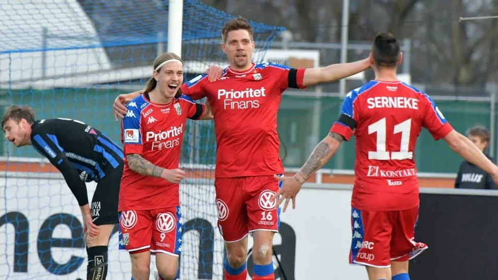 Depp och jubel. Sirius Daniel Jarl deppar i bakgrunden samtidigt som Göteborgs tre inhoppare, Elias Omarsson, Mikael Boman och Martin Smedberg-Dalence, jublar över 2–0-målet.