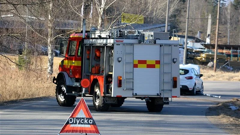 Bilisten körde ner en elstolpe som sedan låg kvar över vägen. 