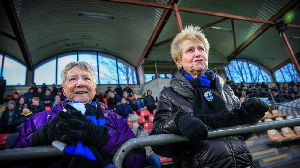 Supporters. Siriusfansen Gunilla Ekfjord och Gunilla Nilsson var med och stötta laget från Skytteholms läktare under Sirius träningsmatch mot AIK 17 mars.