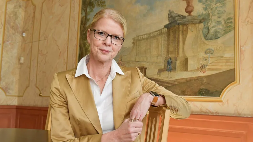 Landstingsdirektören Malin Frenning framför dekorationsmålaren Lars Gottmans landskapsmålning i Graverska huset från 1700-talet som idag inhyser Stockholms läns landsting representationslokaler.