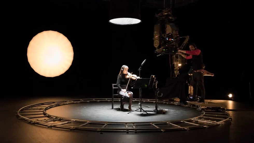 Susan Philipsz spelar in verket  "A Single Voice" som ingår i utställningeb "Lost in Space" på Bonniers Konsthall.