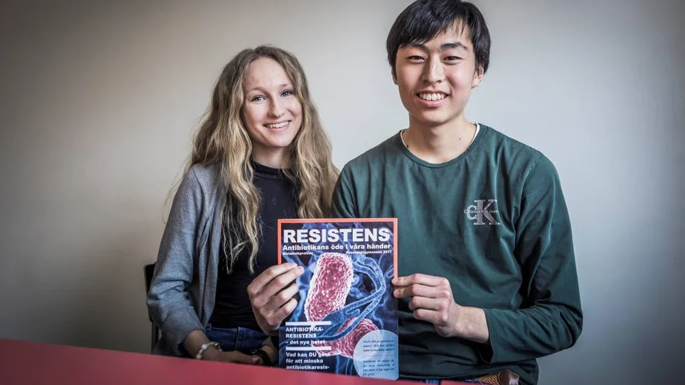 Antibiotikaresistens. Emma Metcalfe och Jessie Xu har tillsammans med de andra bioteknikeleverna på Rosendalsgymnasiet skrivit en tidning.