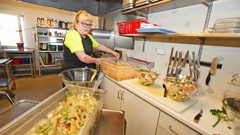 Fixar mat. Merja Hörnkvist är en av de anställda på Joar Socia och förbreder lunchen.