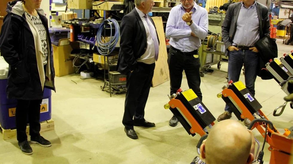 På turné. Landbygdsminister Sven-Erik Bucht är just nu ute på en Sverigeresa för att lyssna på företagare och lokala politiker. Hamatics vd Torbjörn Andersson visade verksamheten och efterlyste mer statlig styrning i internet- och telefonibranschen. På bild syns även kommunalråden Margareta Widén Berggren (S) och Jacob Spangenberg (C).