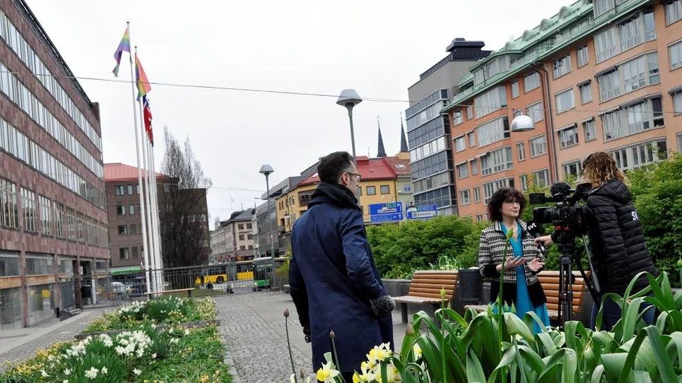 Prideflaggan hissades utanför stadshuset.