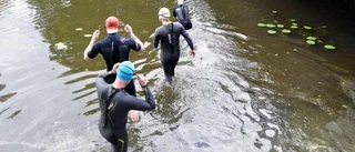 De provsimmar i Fyrisån inför Uppsala Triathlon