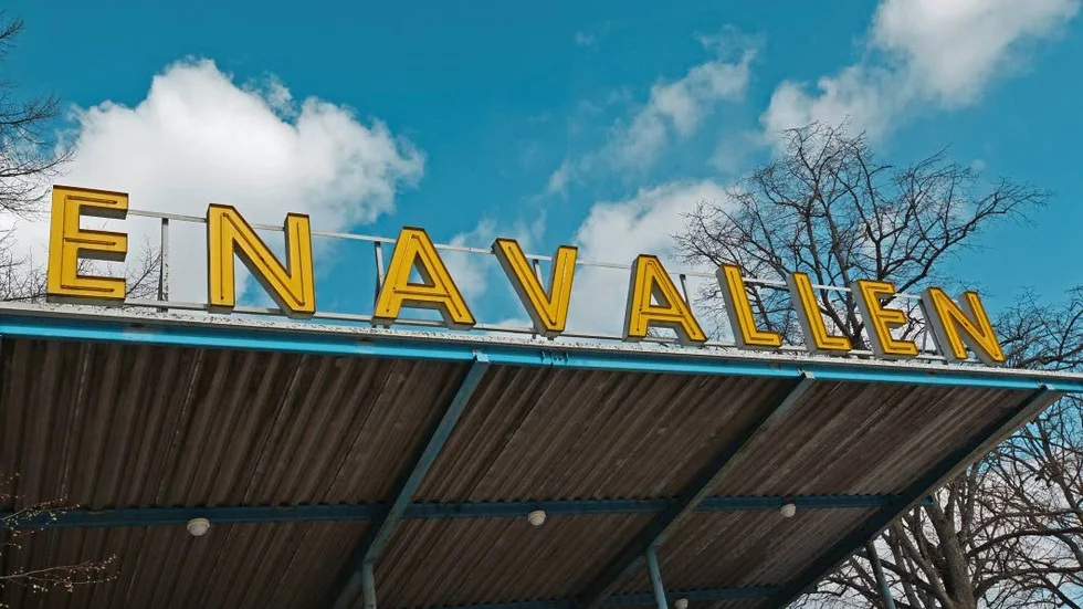 Skadligt. SD vill flytta Enavallen "någotstans" inom staden Men samtidigt innebär ju en idrottsplats fysisk aktivitet med ökad in- och ut-andning vilket skadar Enköping enligt SD, skriver Lars "Larte" Karlsson.
