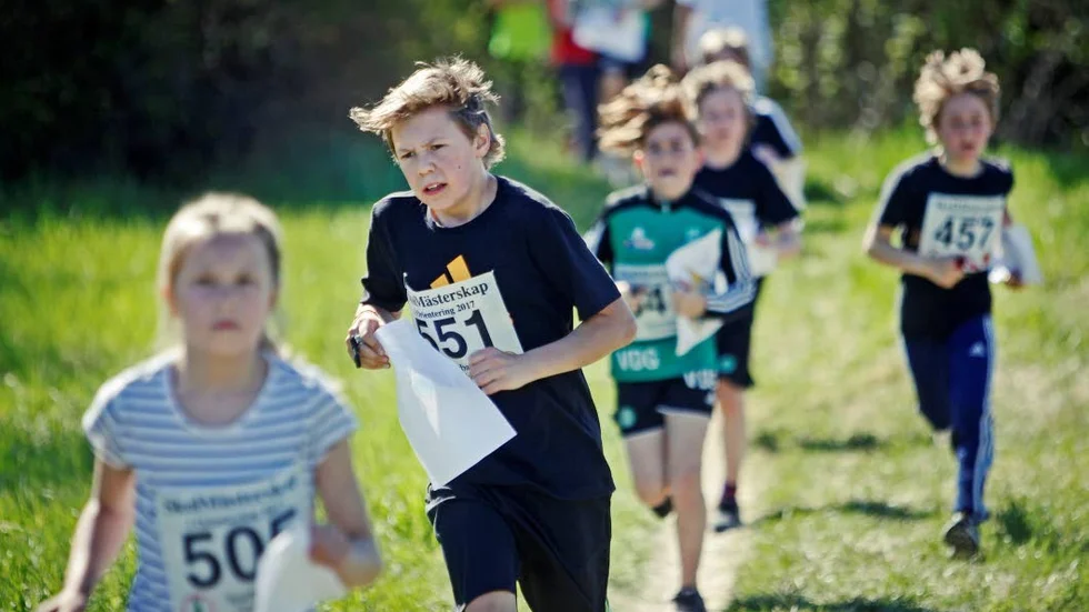 Upploppet. En klunga elever har precis tagit sig ut ur skogen och sätter full fart mot mållinjen.